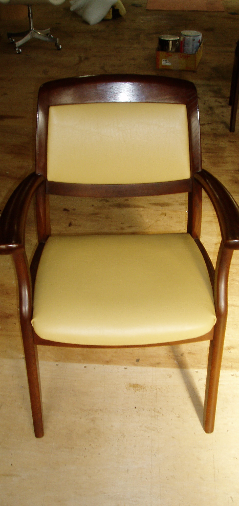 黄色の肘掛けダイニング椅子