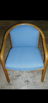 ブルーの肘掛けダイニング椅子