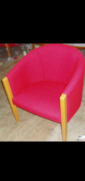 赤い肘掛け椅子
