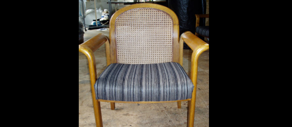 背凭れ籐張り替え座面は黒縞模様布地に張り替えた椅子