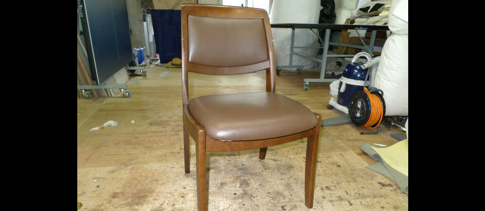 張り替えて綺麗になった天然皮革茶色ダイニング椅子
