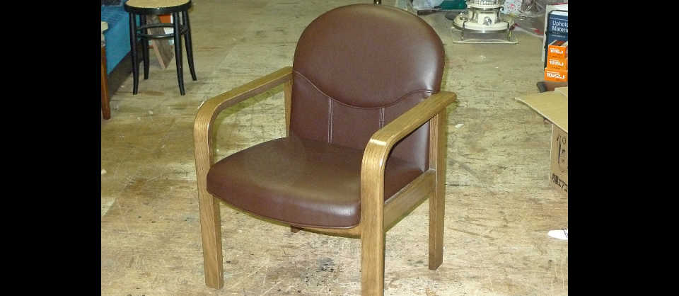 張り替えて綺麗になった茶色い肘掛けダイニング椅子
