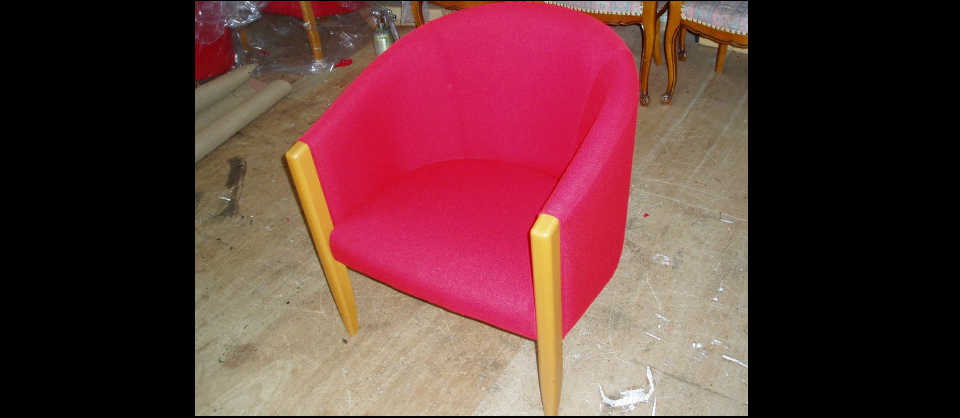 張り替えて綺麗になった赤いラウンド型肘掛け椅子
