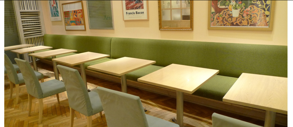 張り替えて綺麗になった緑の店舗用長椅子