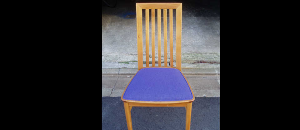 背凭れ木製座面青のダイニング椅子