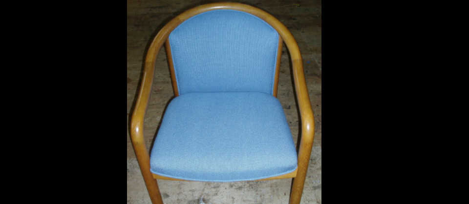 張り替えて綺麗になったブルー生地肘掛け椅子